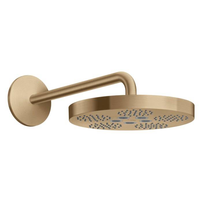 Goldene wandmontierte Regenduschkopf mit rundem deckenähnlichem Sprühgesicht und Arm vor weißem Hintergrund