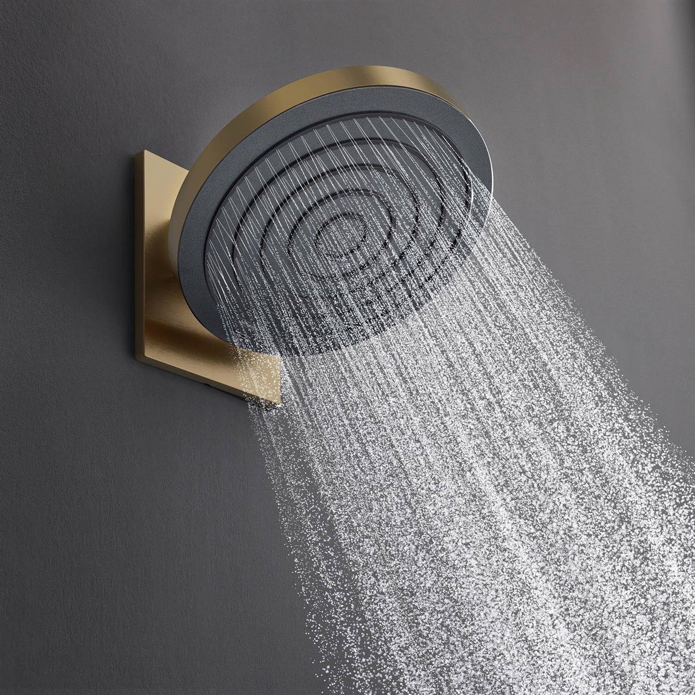Moderner an der Wand montierter Duschkopf in Schwarz und Gold sprüht Wasser gegen eine dunkelgraue Wand.