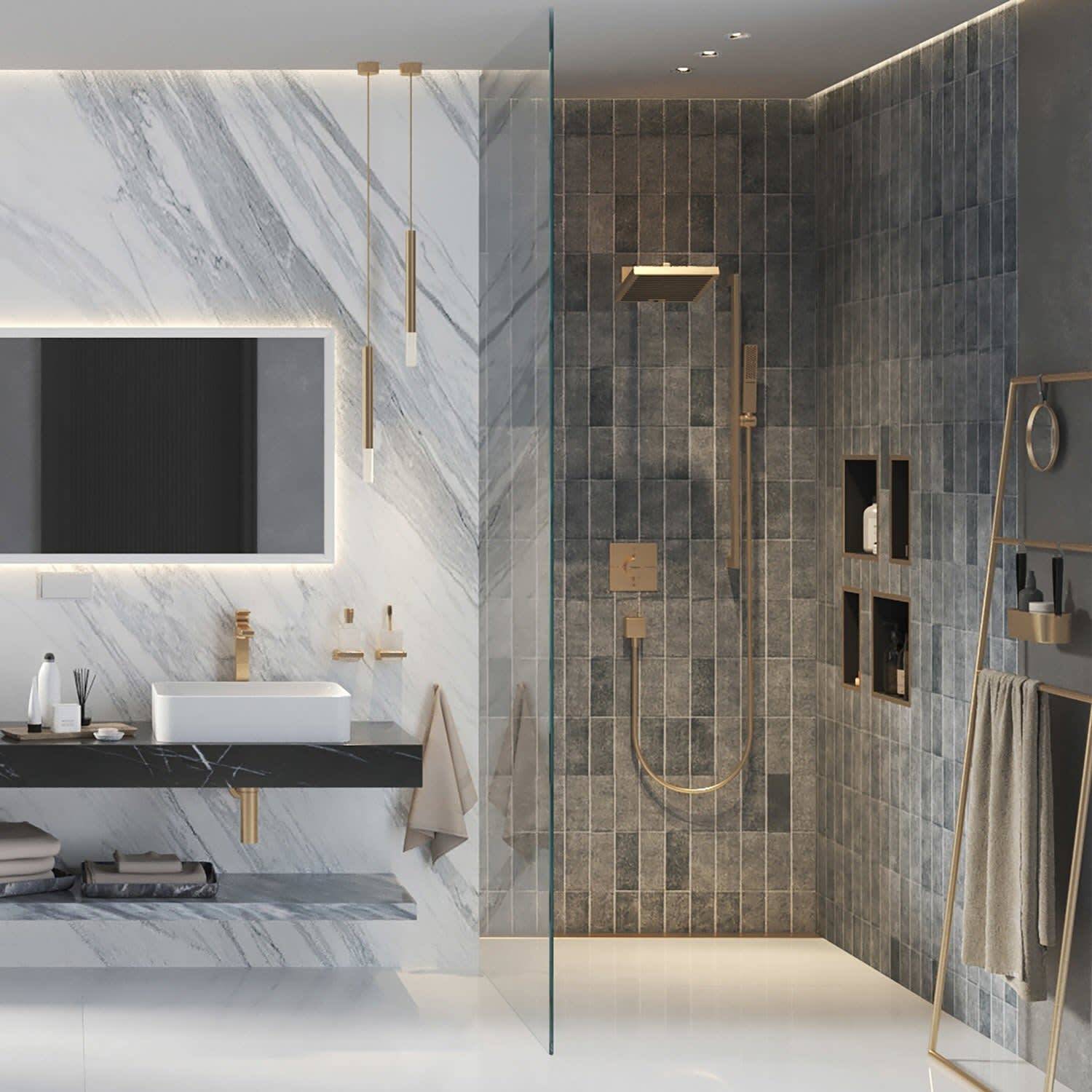 Modernes Luxus-Badezimmer mit Marmor-Waschtisch, beleuchtetem Spiegel, Freistehende Badewanne, Duschbereich mit Glaswand, gefliesten Wänden und goldfarbenen Armaturen.