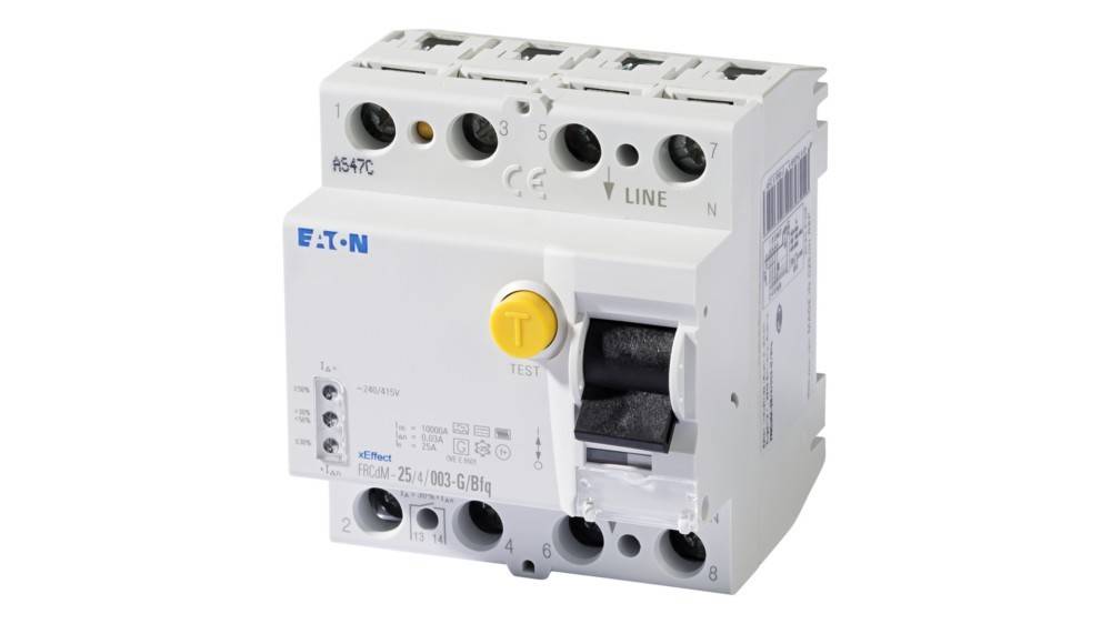 Weißer Eaton-Leitungsschutzschalter mit Testknopf und mehreren Ein-/Ausgangsanschlüssen. Modell: FRCdM-25/4/003-G/Bfq.