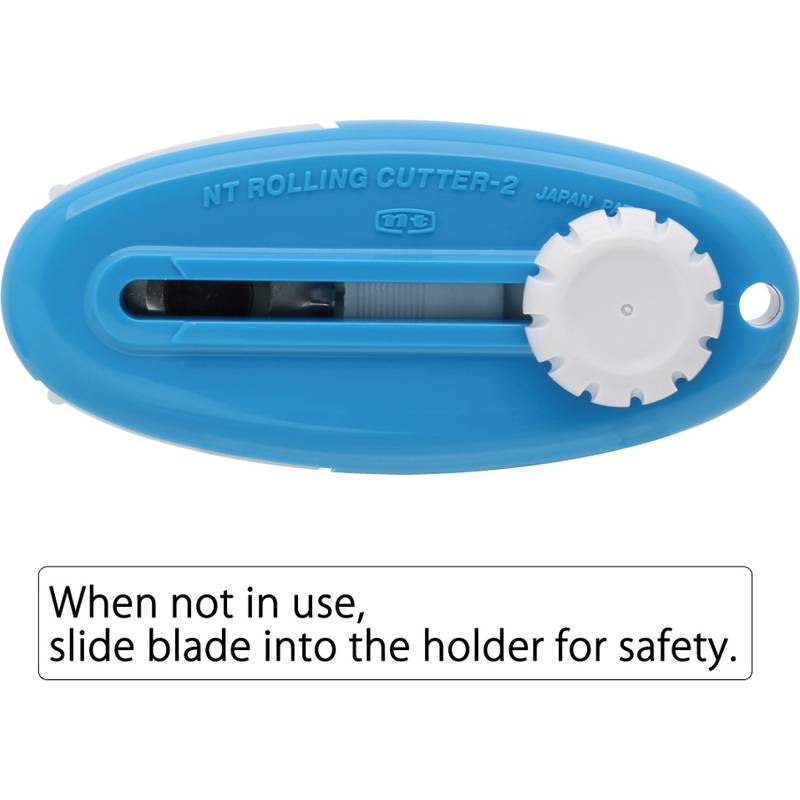 Blue NT Rolling Cutter-2 mit weißem Klingenknauf und Sicherheitsanweisung: „Schieben Sie die Klinge bei Nichtgebrauch in den Halter, um Verletzungen zu vermeiden.