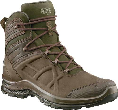 Ein robuster brauner Wanderschuh mit grünen Akzenten, konzipiert für Outdoor-Strapazierfähigkeit. Der Schuh verfügt über verstärkte Schnürsenkel und ein stabiles Profil.