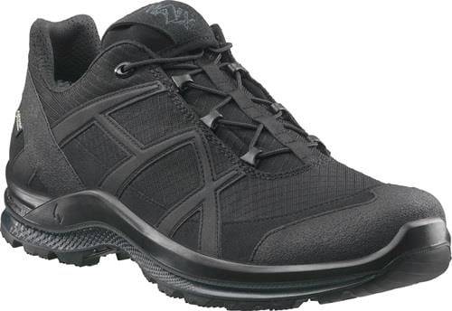 Ein schwarzer Wanderschuh mit strukturiertem Meshobermaterial, verstärkten Ösen und robuster Sohle, entwickelt für Langlebigkeit und Outdoor-Einsatz.