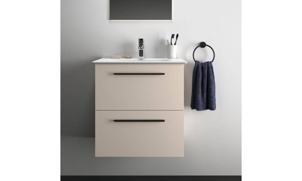 Minimalistisches Badezimmerwaschtisch mit zwei Schubladen, schwarzen Griffen, wandmontierten Spiegel und Handtuchring, der ein dunkles Handtuch hält.