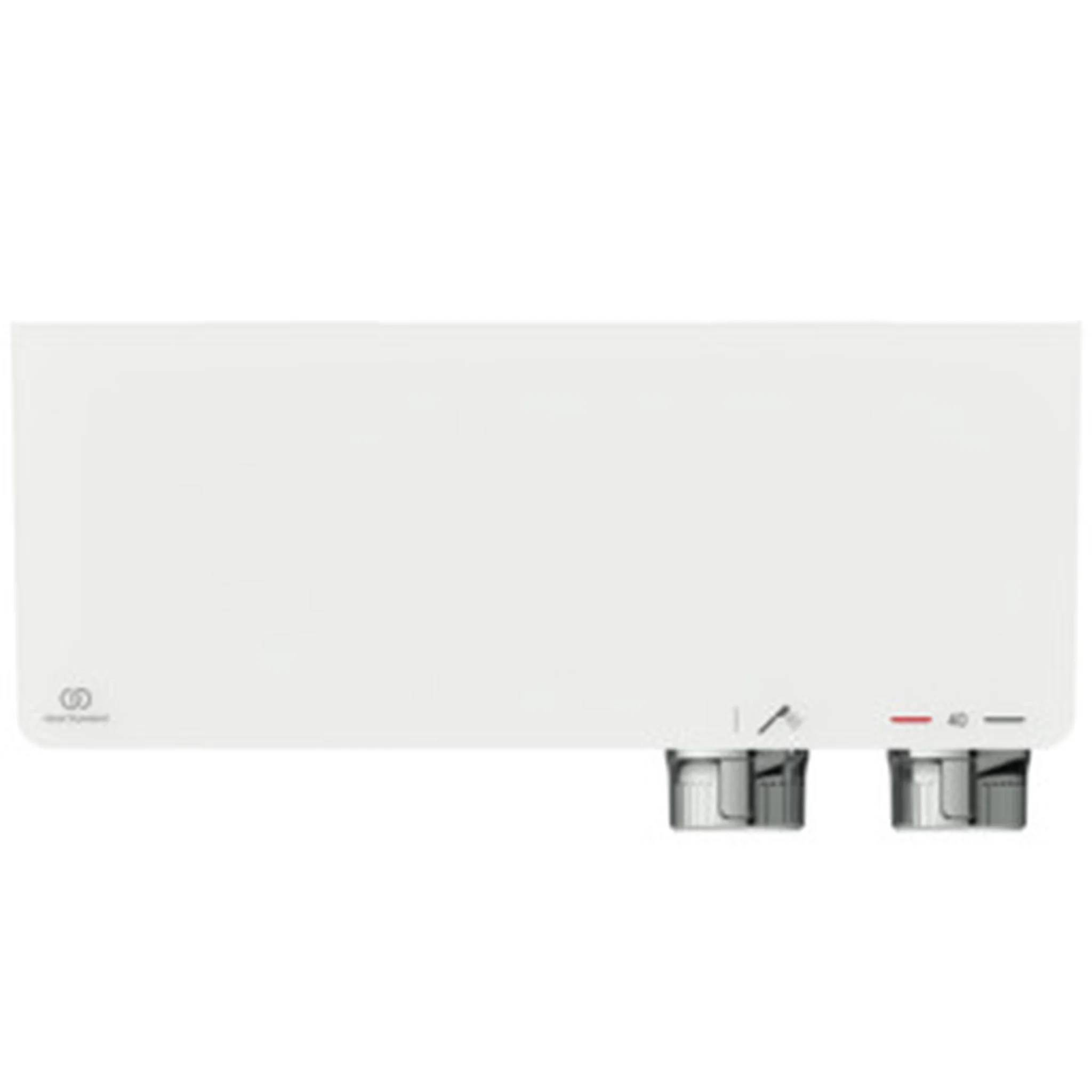 Weißer an der Wand montierter Warmwasserbereiter mit zwei Bedienknöpfen und einem kleinen Anzeigedisplay unten rechts.