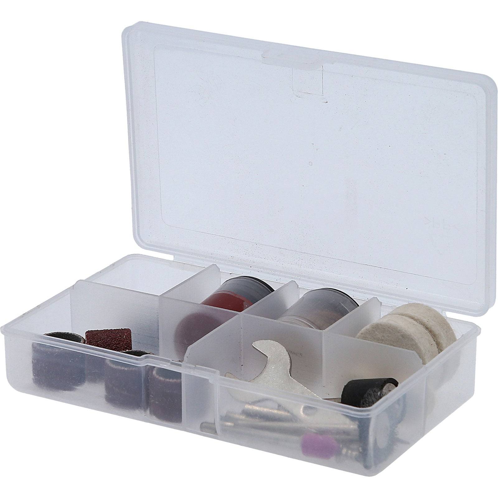 Eine transparente Kunststoff-Aufbewahrungsbox mit mehreren Fächern, die verschiedene kleine Werkzeuge und Zubehörteile wie einen Schraubenschlüssel und Schleifscheiben enthält.