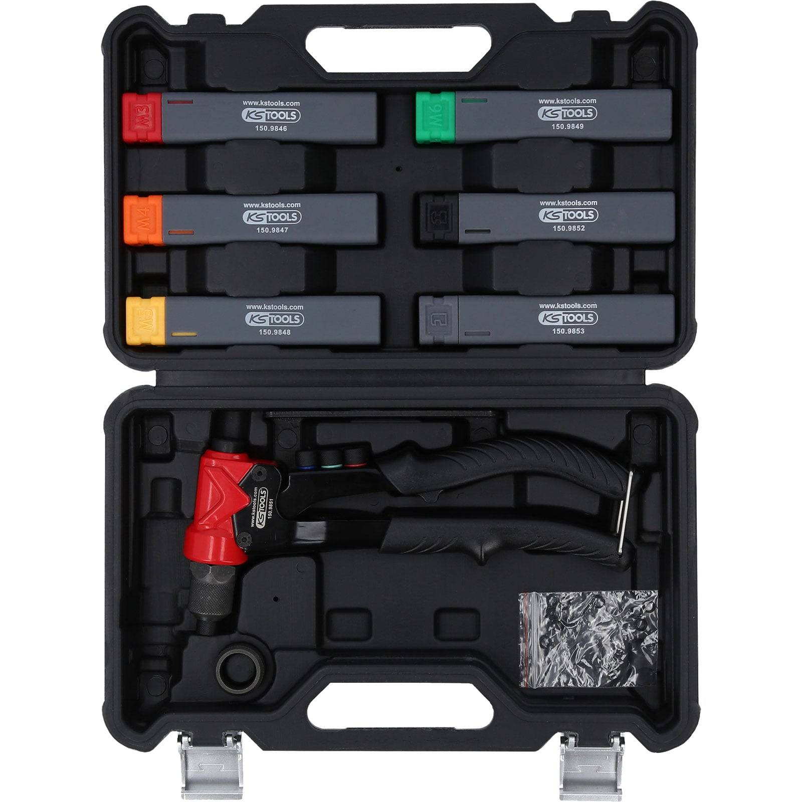 Werkzeugsatz in einem schwarzen Koffer mit fünf beschrifteten Komponenten und einem roten und schwarzen Werkzeug mit ergonomischem Mehrgriff-Griff, geeignet für Reparaturarbeiten.