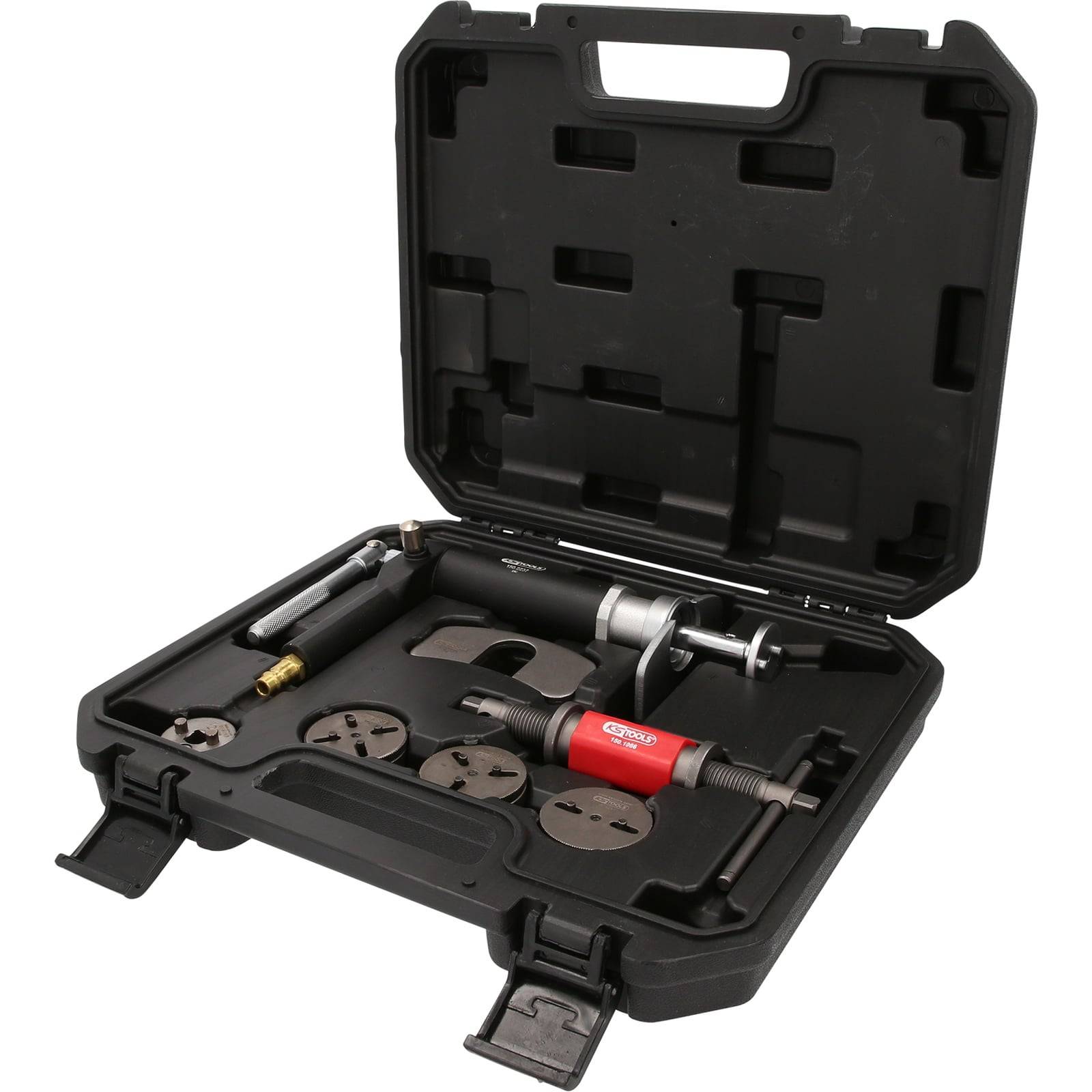 Ein schwarzer Werkzeugkoffer ist geöffnet und zeigt verschiedene Automechanikerwerkzeuge, darunter ein roter und metallischer Bremssattel-Rückstellwerkzeug-Satz mit unterschiedlichen Aufsätzen.
