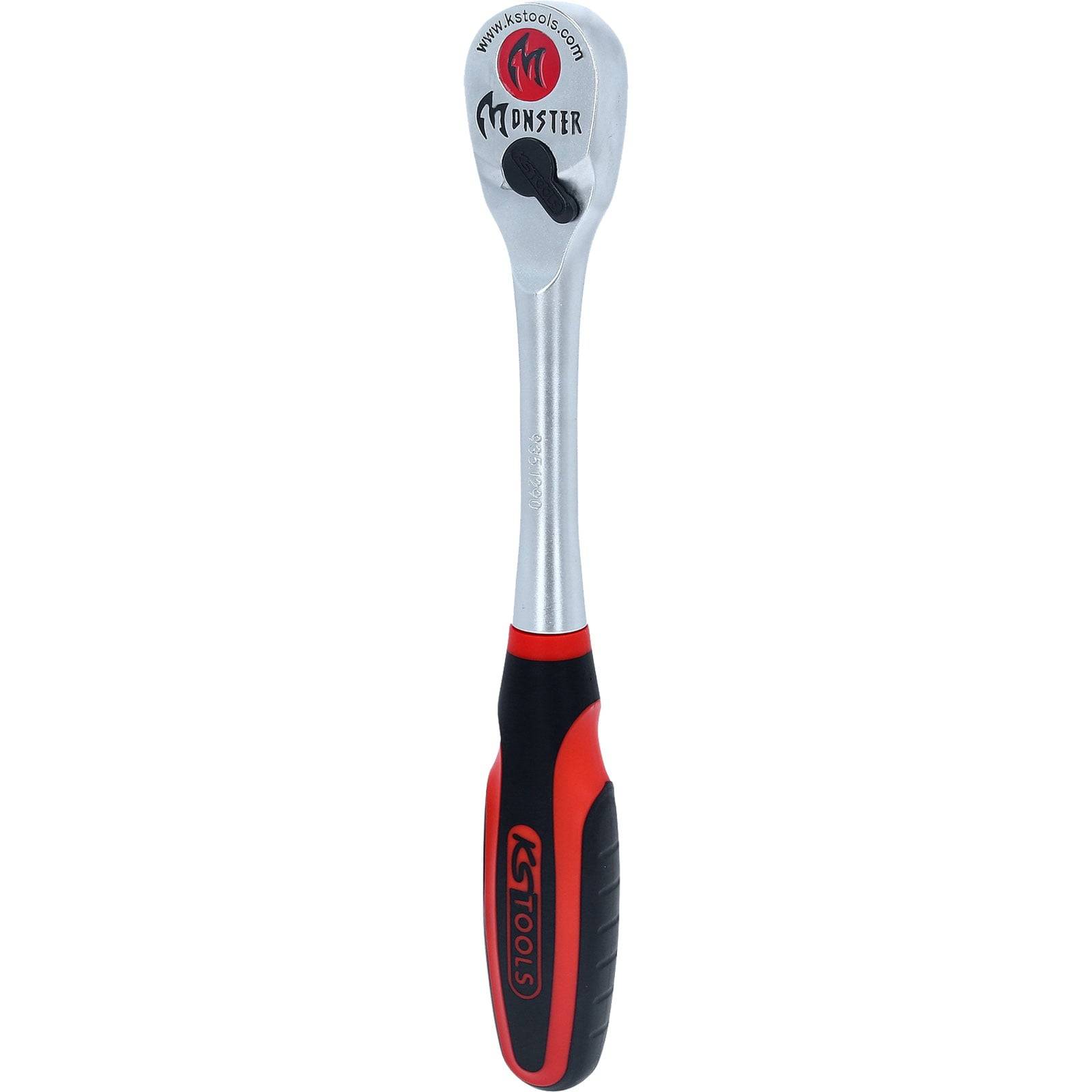 Ein silber- und schwarzer Ratschenschlüssel mit einem rot-schwarzen Griff, auf dem das 'KS Tools' Logo angebracht ist, konzipiert zum Anziehen oder Lösen von Schrauben.