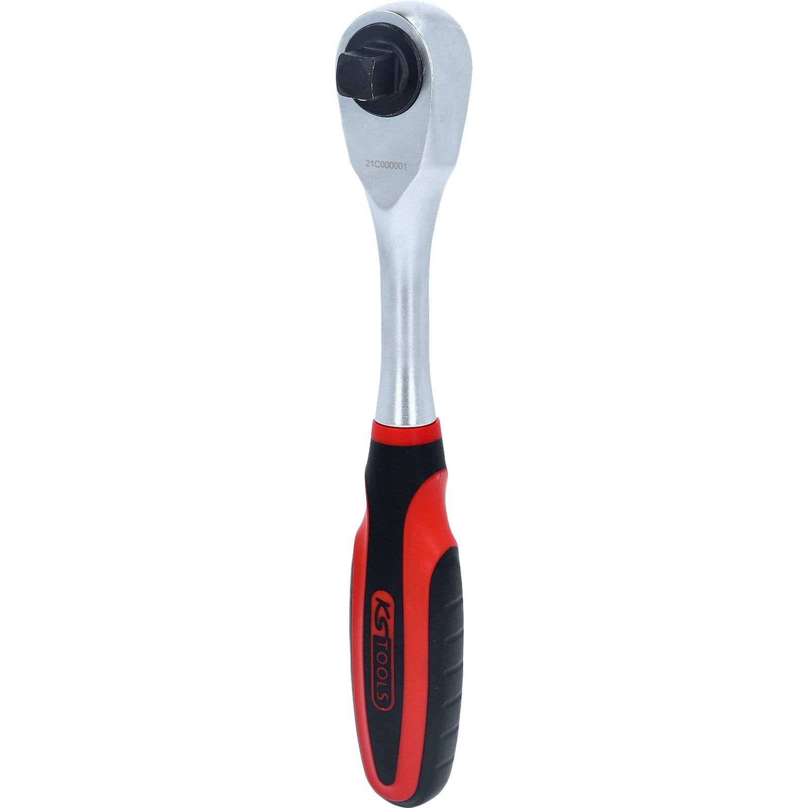 Ein Knarrenschlüssel mit einem rot-schwarzen Gummigriff, der den Chrom-Finish des Werkzeugs und sein kompaktes Design für einen leichten Griff und Handhabung zeigt.