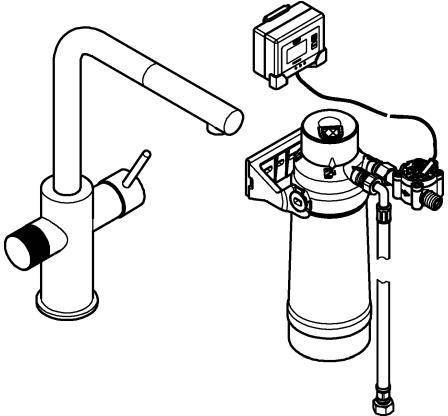 Technische Strichzeichnung einer Sanitärinstallation, die einen Wasserhahn-Auslauf auf der linken Seite zeigt, der mit einer zylindrischen Filter- oder Ventilbaugruppe mit Schläuchen und Bedieneelementen auf der rechten Seite verbunden ist.