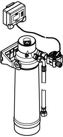 Strichzeichnung einer Wasserfilter-/Tankanlage mit einem Steuerkopf, angeschlossener Sensor-/Anzeigeeinheit, Rohrleitungen und angebrachten Seitenventi-Komponenten.