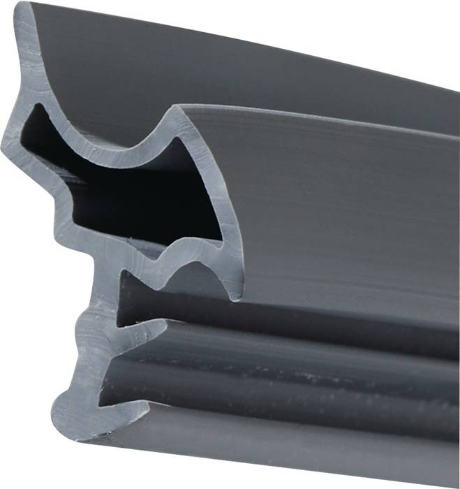 Nahaufnahme eines Querschnitts eines Aluminiumprofils mit komplexen Rillen und Kanten, die das strukturelle Design des Materials hervorheben.