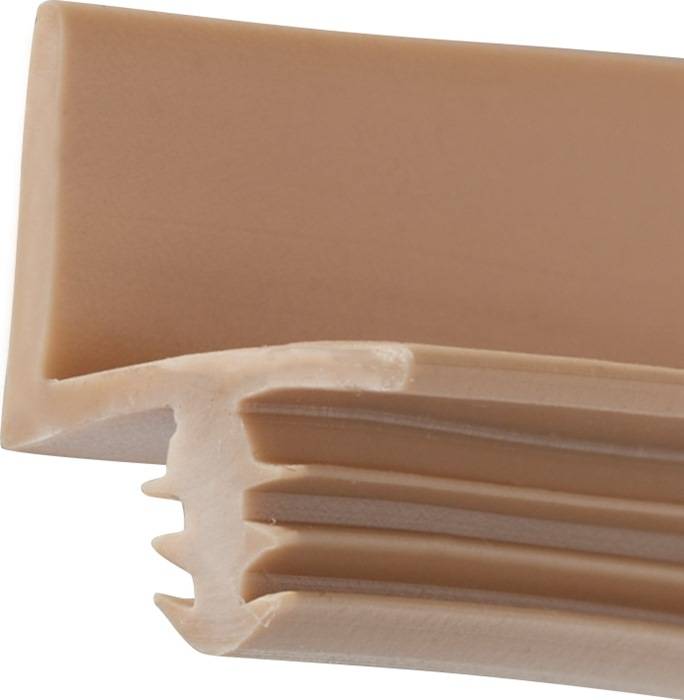 Ein Nahaufnahmebild einer beigen Gummidichtung, die ihre geriffelte und flexible Struktur zeigt, die üblicherweise zur Isolierung oder zum Abdichten von Lücken verwendet wird.