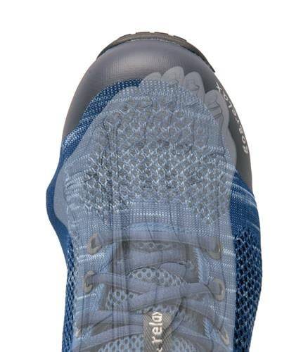 Ein blau-grauer Wanderschuh mit strukturierter Sohle und atmungsaktivem Meshgewebe im Obermaterial, mit einer Draufsicht, die die Designdetails hervorhebt.