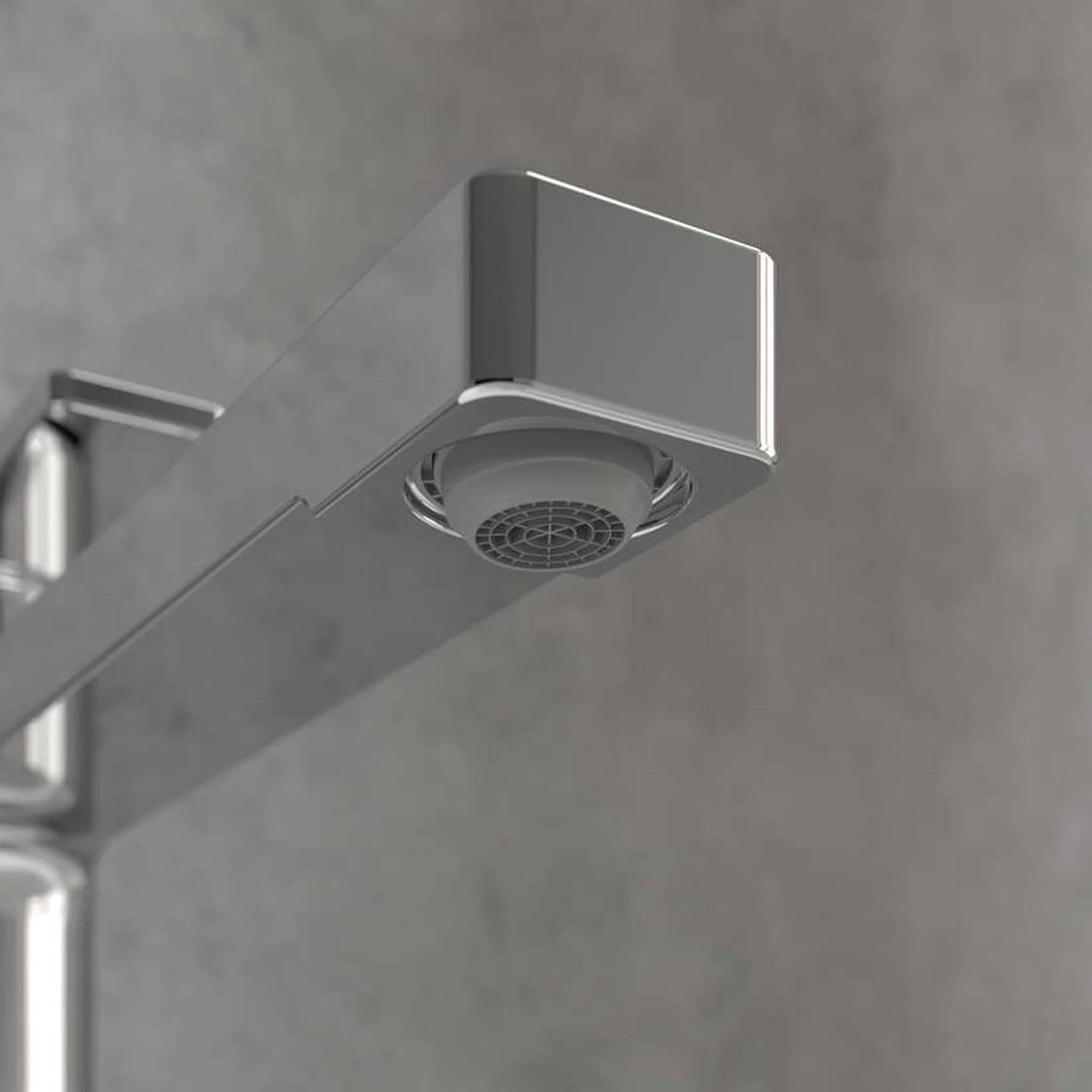 Nahaufnahme einer modernen Chromarmatur mit wassersparendem Perlator vor einer grauen Wand.