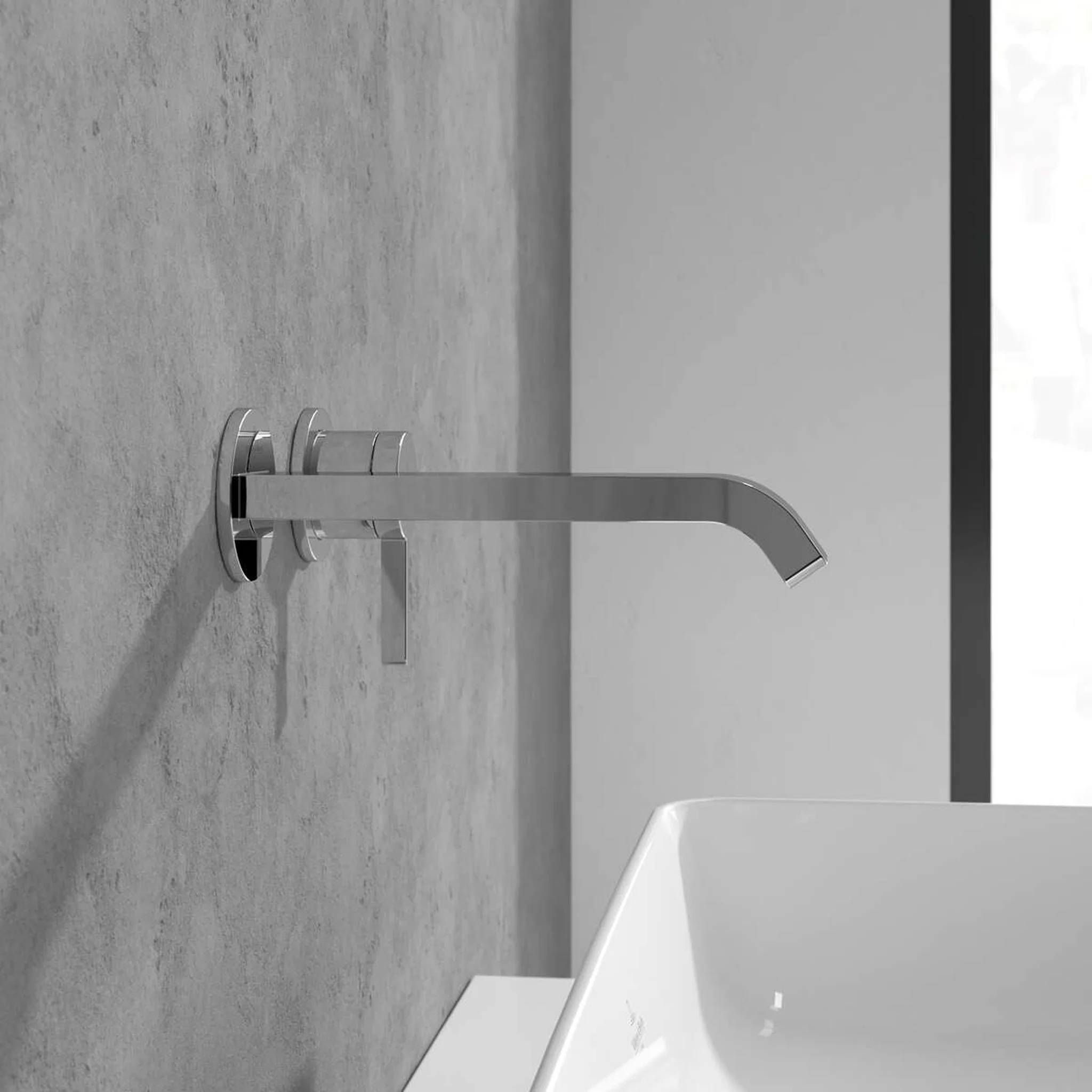 Moderner wandmontierter Badezimmerhahn über einem weißen Waschbecken vor einer grauen Wand, shown in Seitenansicht.