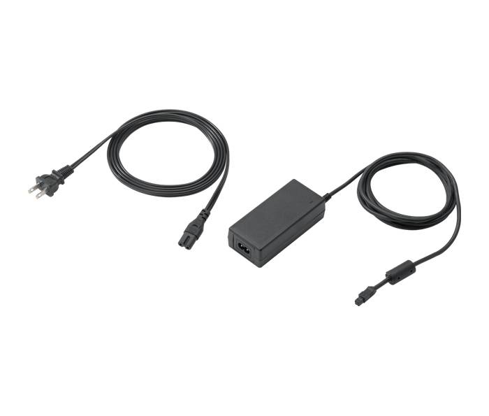Zwei schwarze Stromkabel mit Wechselstromsteckern und rechteckigen Adapterverbindungen auf weißem Hintergrund.