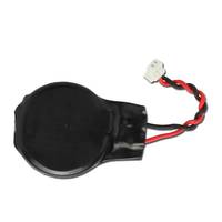 Ein kleiner schwarzer Knopfzellen-Batteriefassungshalter mit roten und schwarzen Drahtleitern, die in einem weißen Stecker enden.