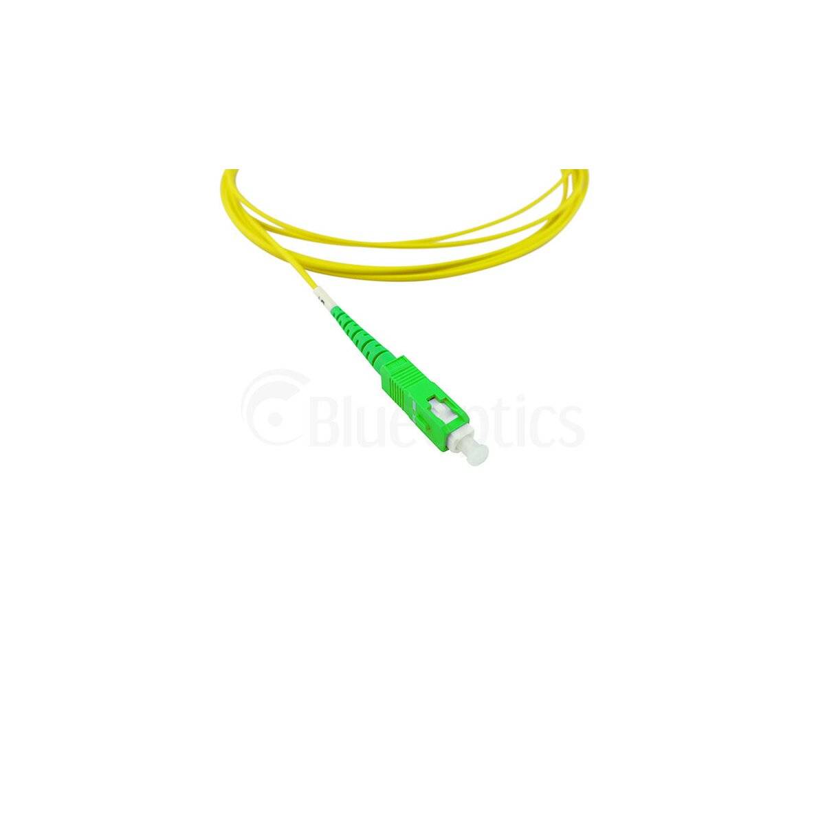 Grüner Glasfaserstecker mit gelbem Kabel, isoliert auf weißem Hintergrund.