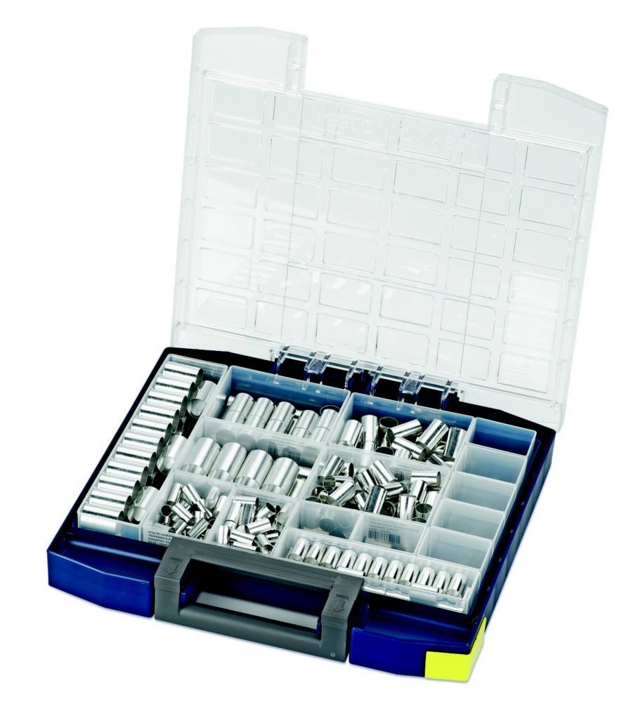 Offene schwarz-blaue Aufbewahrungsbox mit einer Vielzahl von silbernen Steckschlüsseln, organisiert in unterteilten Fächern, auf weißem Hintergrund.