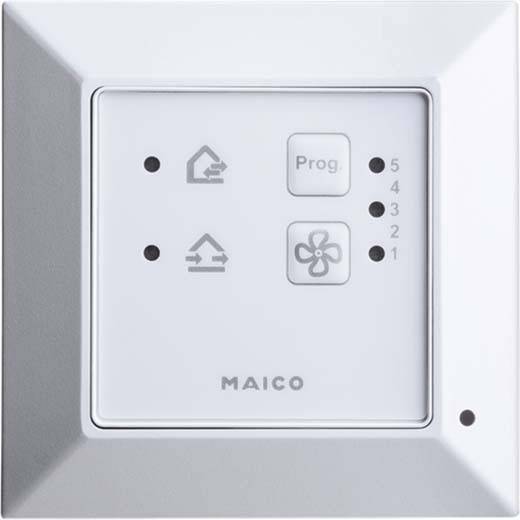 Ein wandmontiertes Lüftungssteuerungspanel mit Tasten zur Erhöhung der Gebläsedrehzahl und Programmeinstellungen, beschriftet mit 'MAICO.