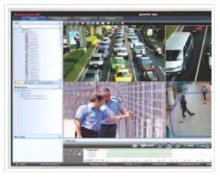 Das Bild zeigt einen Computerbildschirm mit Videoüberwachungsaufnahmen, die Verkehrsstaus und Sicherheitspersonal bei der Beobachtung eines Bereichs darstellen.