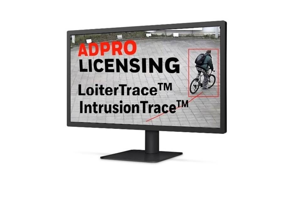Ein Bildschirm zeigt Text von Sicherheitssoftware: 'ADPRO LICENSING, LoiterTrace™, IntrusionTrace™' mit einem Bild eines Radfahrers, der von einem roten Rahmen hervorgehoben wird.