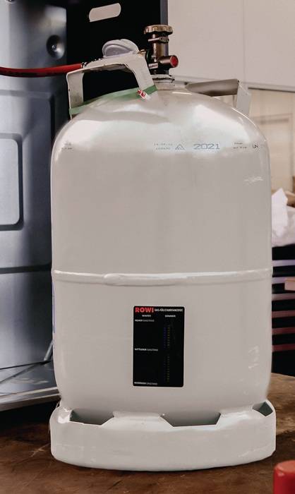 Ein großer weißer Gasbehälter mit der Aufschrift 