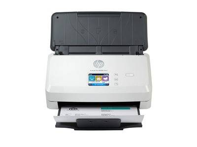 Ein weißer HP-Scanner mit offenem Deckel und digitaler Anzeige, auf dem ein Blatt Papier teilweise herausgefahren ist und damit den laufenden Scanvorgang veranschaulicht.