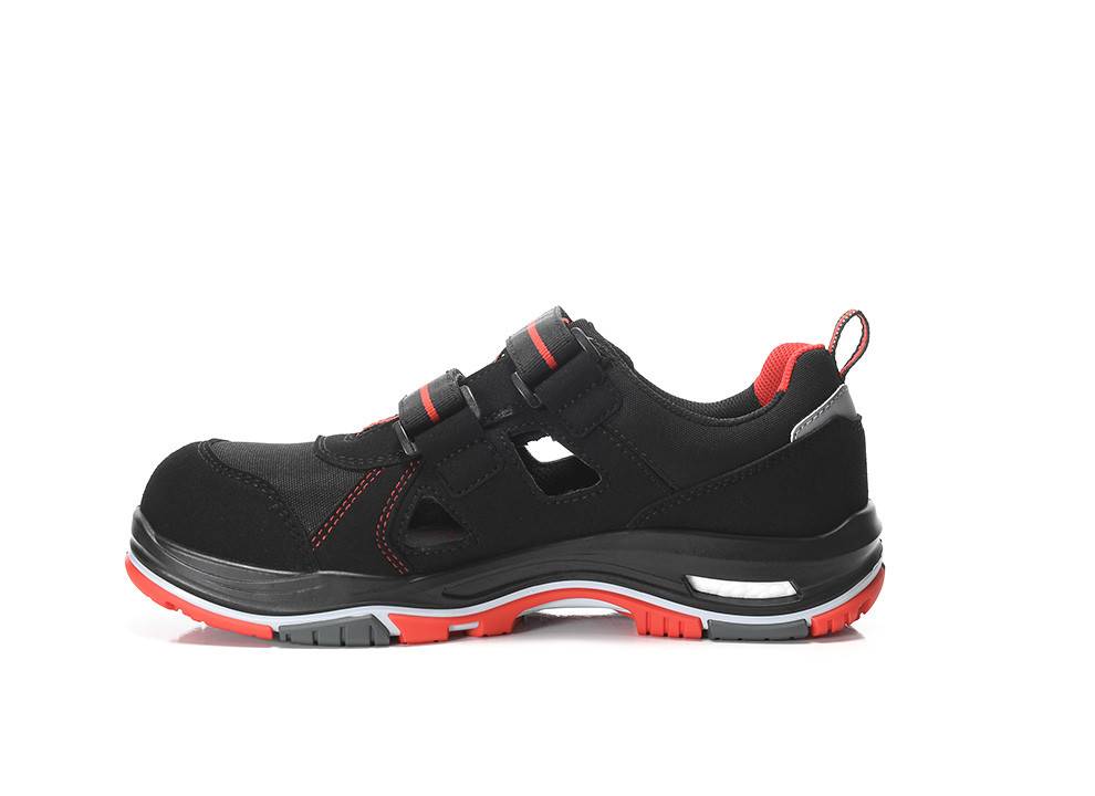 Ein schwarzer und roter athletischer Schuh mit sichtbaren Schnürsenkeln und robusten Sohlen, der für Komfort und Leistung bei Sport- oder Outdoor-Aktivitäten konzipiert ist.