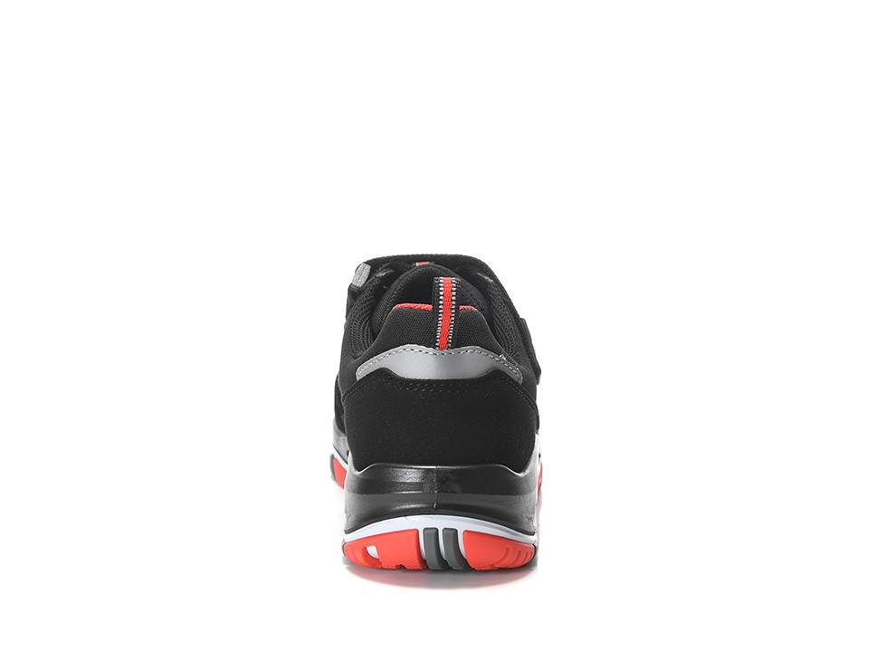 Schwarzer und grauer Sportschuh, von hinten betrachtet, mit roter Sohle und Stickdetail am Fersenbereich.