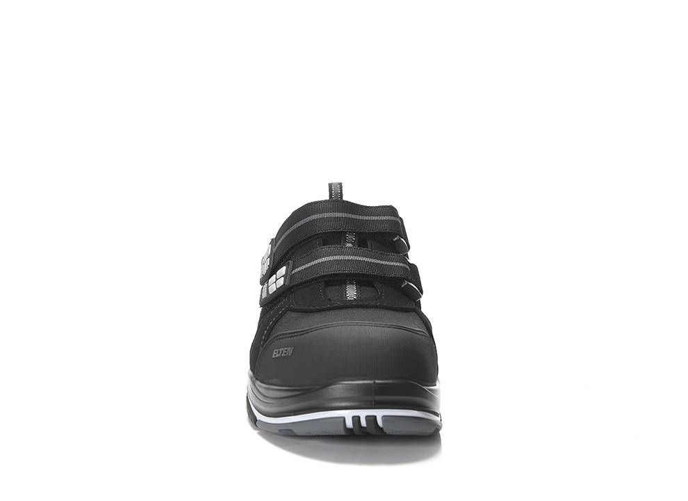 Ein schwarzer Schuh mit industriellem Look, ausgestattet mit zwei Klettverschlüssen und einer Metallic-Zehenpartie, von vorne auf weißem Hintergrund betrachtet.