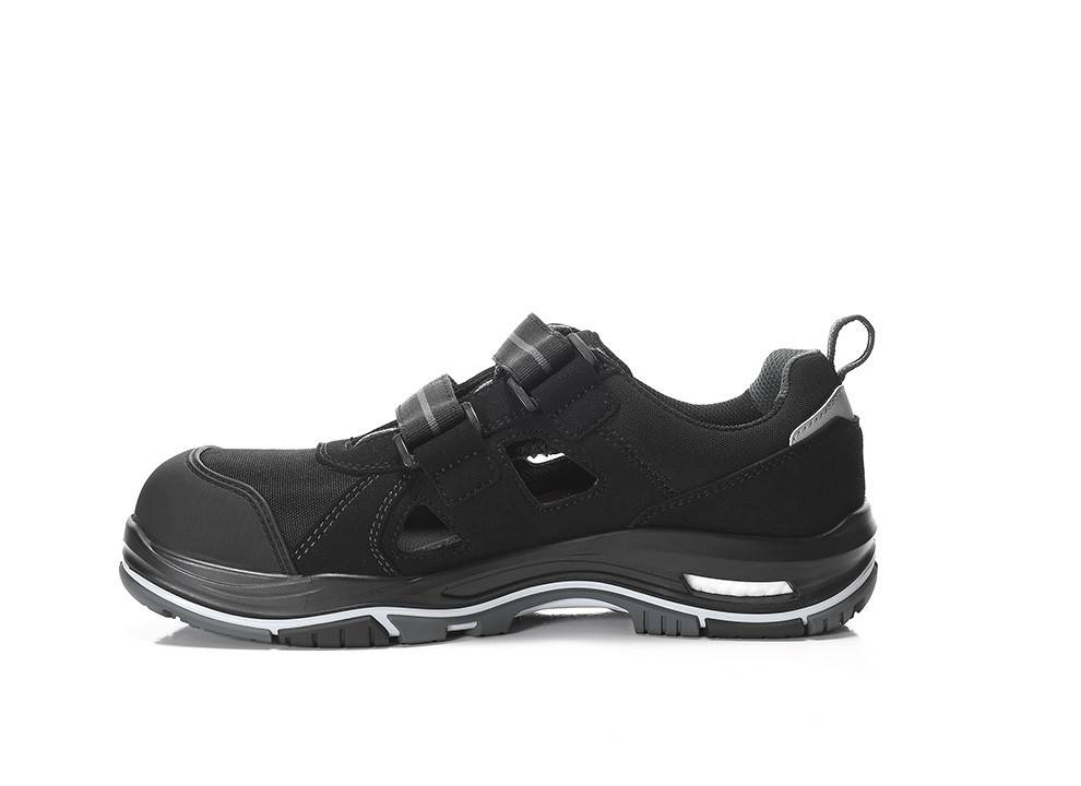 Ein schwarzer, niedriger Sneaker mit dicker Sohle und verstellbaren Riemen, entwickelt für Komfort und Halt.