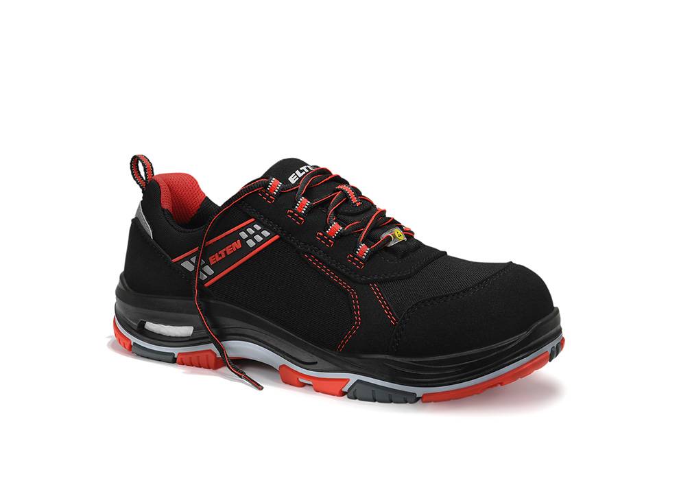 Ein schwarzer und roter Sportschuh mit roten Nähten und roten Sohlenakzenten. Er verfügt über eine Schnürsenkeldesign und Markenbeschriftung an der Seite.