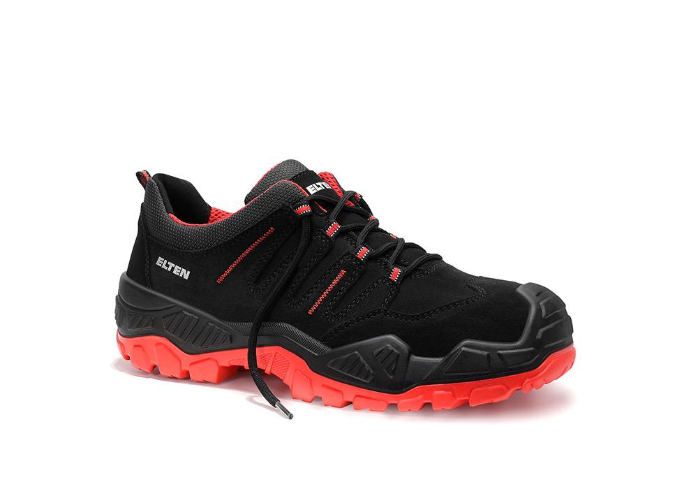 Ein schwarzer und roter Sportschuh mit robustem Design und sichtbaren Schnürsenkeln, ausgestattet mit einer leuchtend roten Sohle. Der Markenname ist sichtbar.