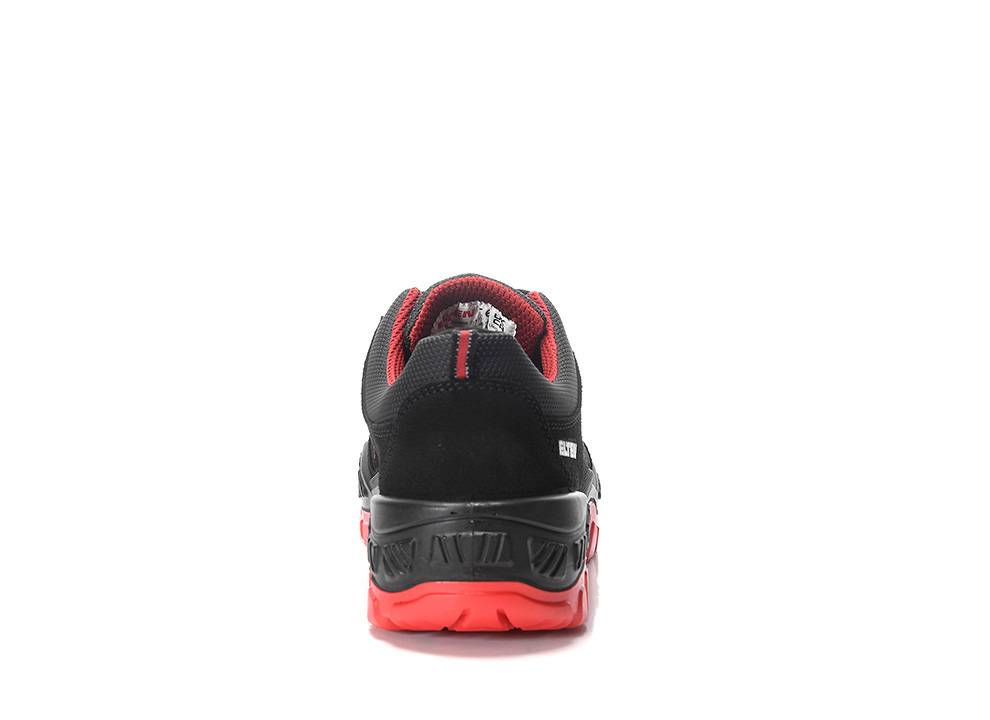 Ein schwarzer und roter Sportschuh, von hinten betrachtet, mit Fokus auf Design von Ferse und Sohle.