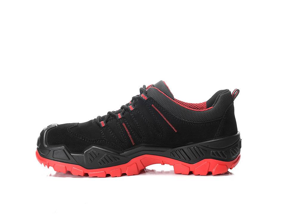 Ein schwarzer und roter Wanderschuh mit einer robusten Sohle, die für Outdoor-Aktivitäten konzipiert ist und seine widerstandsfähige und langlebige Konstruktion präsentiert.
