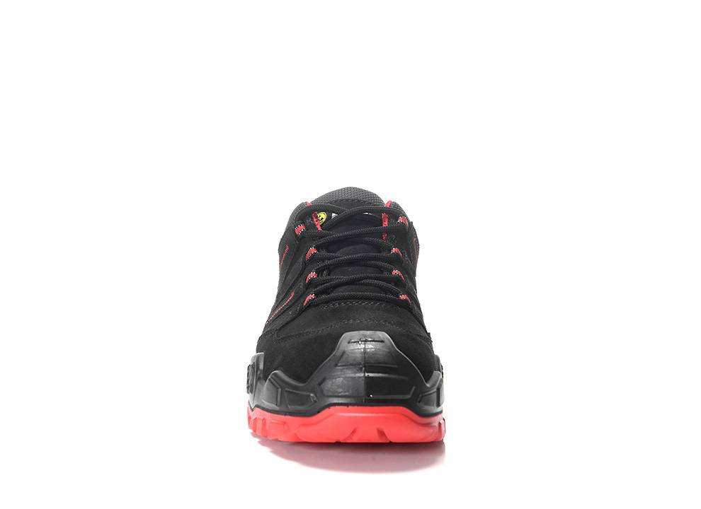 Ein schwarzer und roter Sneaker, von vorne betrachtet, mit sichtbarer Zehenpartie und Schnürsenkeln, auf weißem Hintergrund.