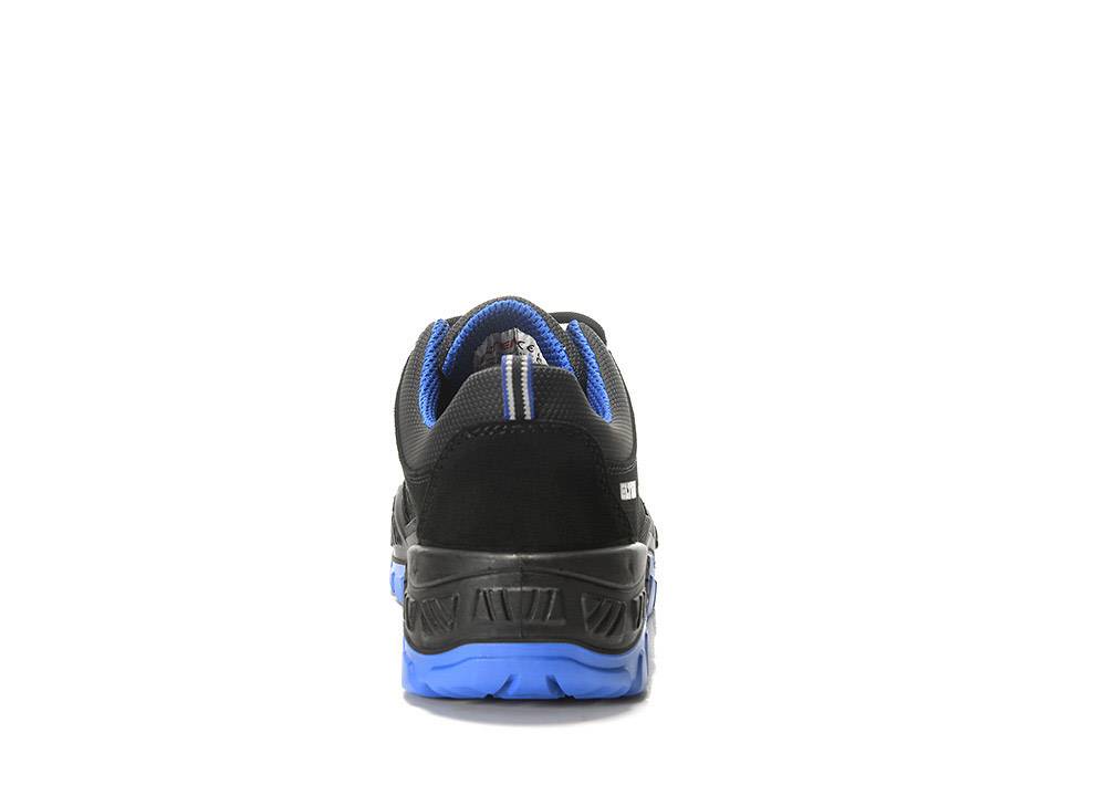 Ein schwarzer Sportschuh mit blauer Sohle und blauen Details wird von hinten gezeigt, wobei der Farbkontrast und das Design des Schuhs hervorgehoben werden.