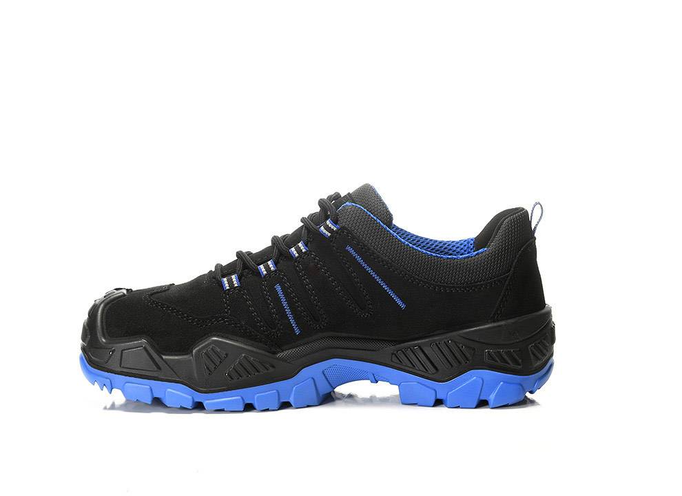 Ein schwarzer und blauer Sportschuh mit einer robusten Sohle, der für Outdoor-Aktivitäten konzipiert ist, wird vor einem weißen Hintergrund gezeigt.