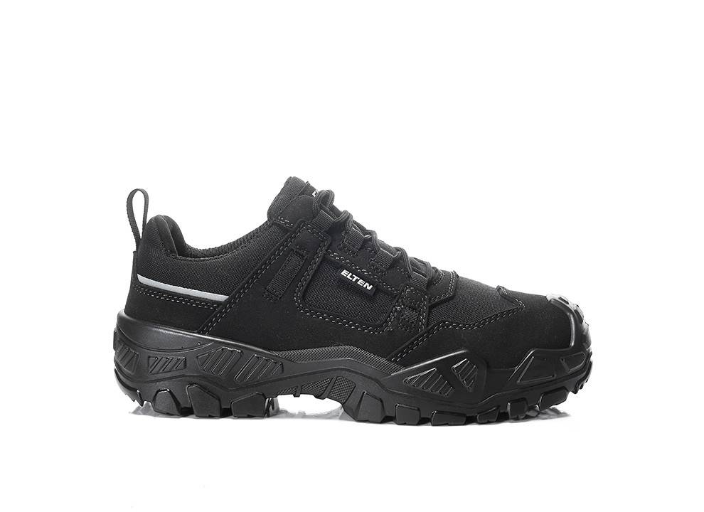 Ein schwarzer robuster Outdoorschuh mit groben Profil, stabiler Konstruktion und einer Schlaufe am Absatz zum einfachen Anziehen, von der Seite betrachtet.