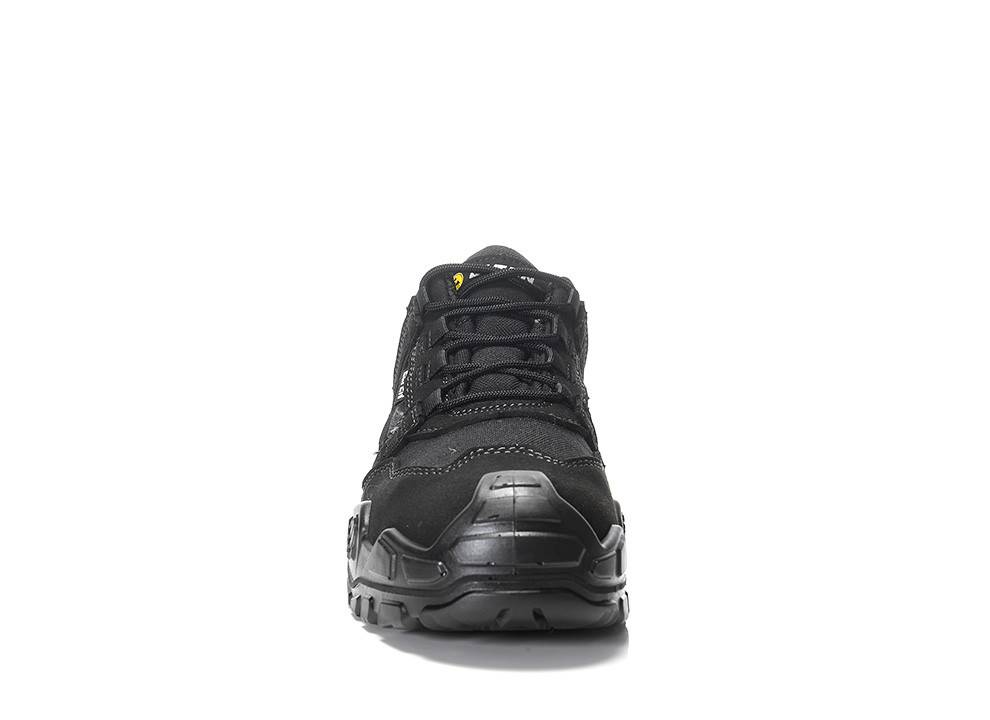 Ein robuster, schwarzer Turnschuh mit dicken Sohlen und verstärkten Nähten wird von vorne gezeigt, wobei seine dauerhafte Konstruktion hervorgehoben wird.