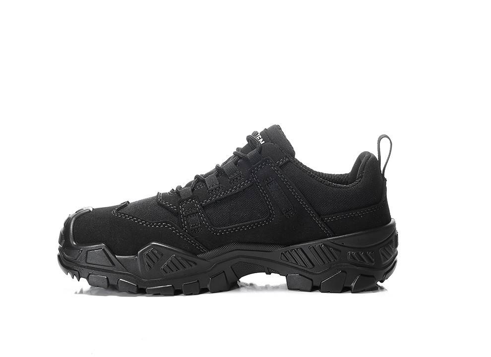 Ein schwarzer Wanderschuh mit robuster Sohle, verstärkter Zehenpartie und Schnürverschluss, konzipiert für Outdoor-Aktivitäten und raues Gelände.