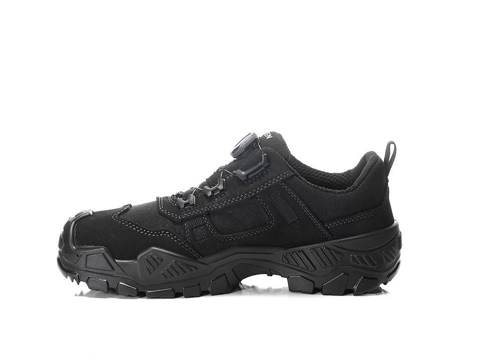 Ein schwarzer, robuster Sneaker mit dicker, strukturierter Sohle, verstärkter Zehenpartie und Schnürverschluss, entwickelt für Outdoor- oder Schwerlastanwendungen.