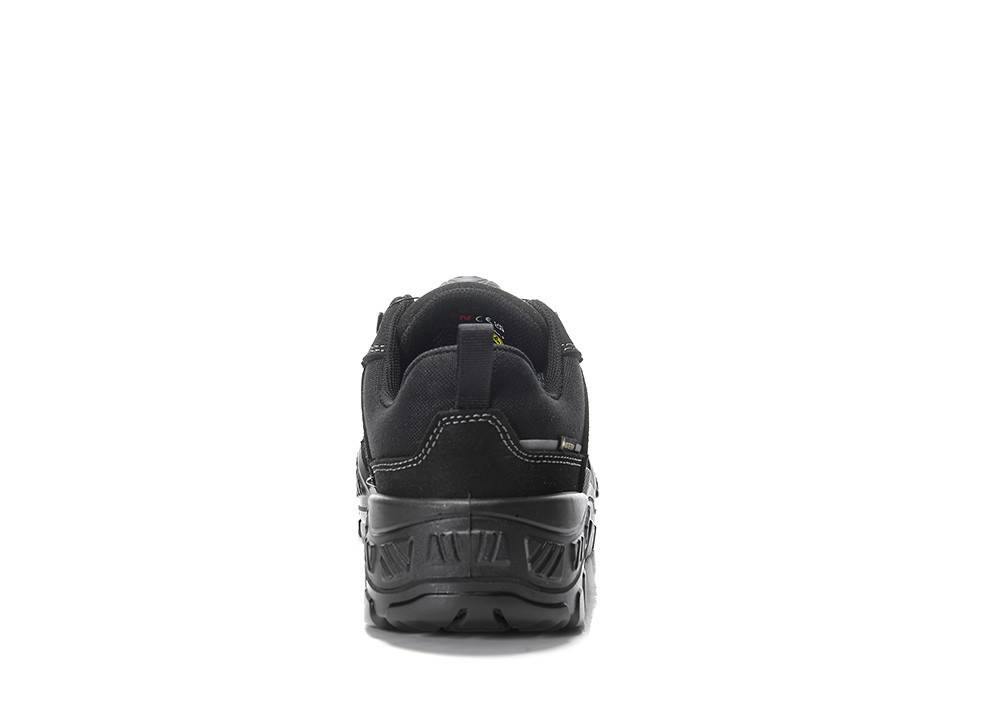 Ein schwarzer Sneaker, von hinten gezeigt, mit Hervorhebung seiner Sohle, Nähte und Strukturdetails.