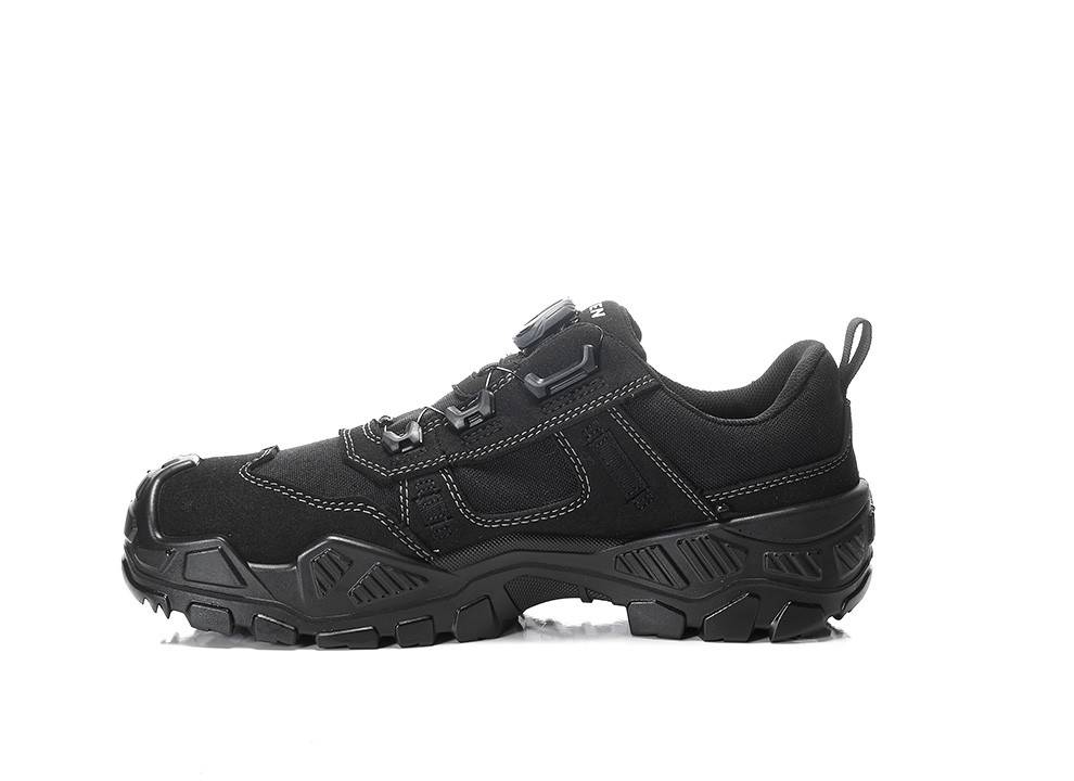 Ein schwarzer Sportschuh mit robuster Sohle, Ziernähten und Schnürsenkeln. Geeignet für Outdoor- oder Sportaktivitäten.