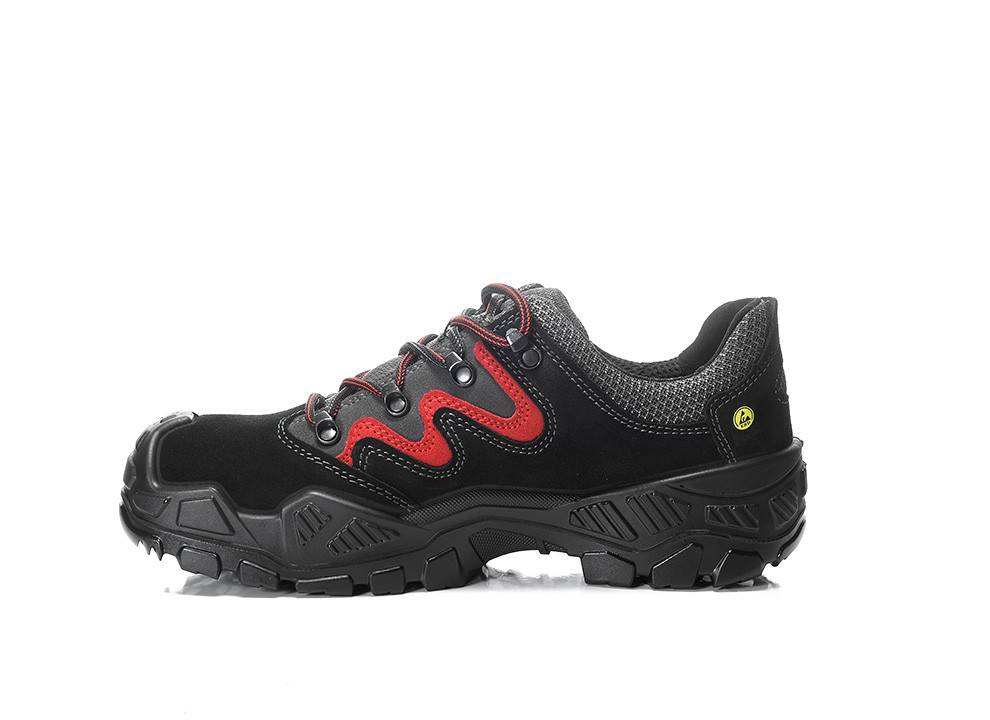 Ein schwarzer Sicherheitsschuh mit roten Details, ausgestattet mit einer rutschfesten Sohle und verstärkter Zehenpartie, entwickelt für industrielle Arbeitsumgebungen.