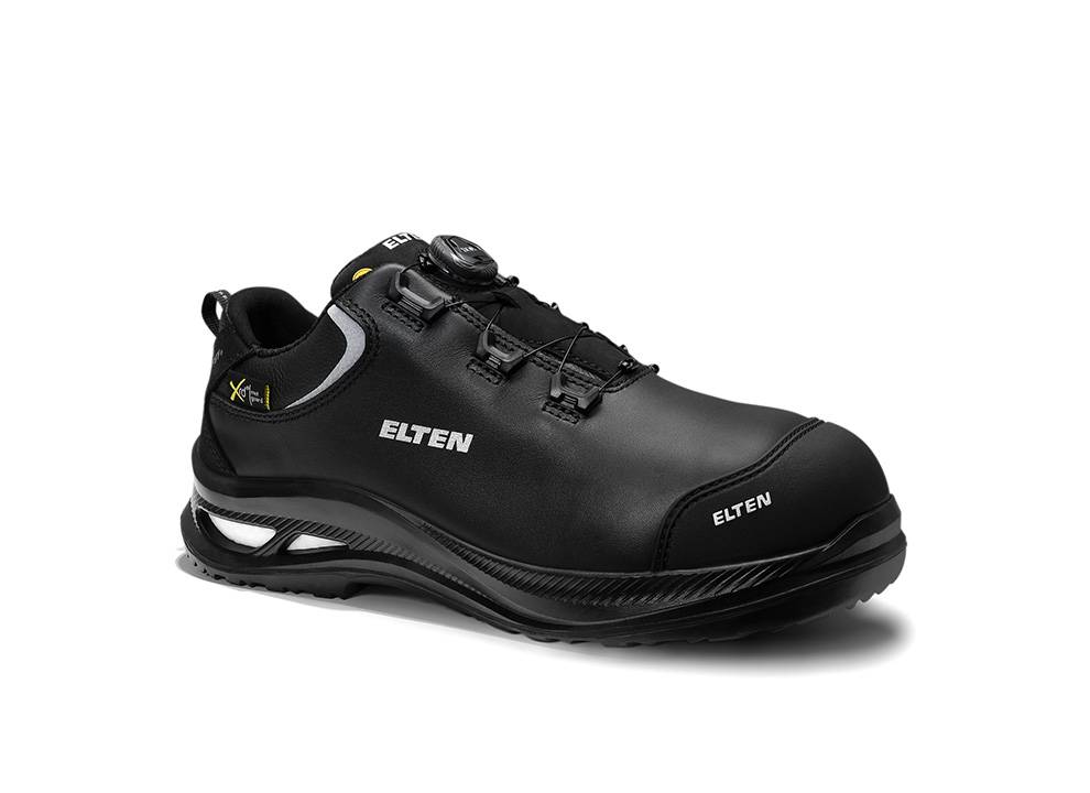 Ein schwarzer ELTEN Schuh mit einem Logo an der Seite, mit einer stromlinienförmigen Gestaltung und einem einzigartigen Befestigungssystem, gegen einen einfarbigen Hintergrund präsentiert.