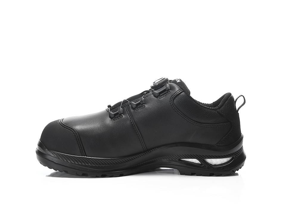 Ein schwarzer Arbeitsschuh mit verstärkter Zehenpartie und dicker Sohle. Das Design ist robust und deutet auf eine Verwendung für Sicherheit in industriellen Umgebungen hin.